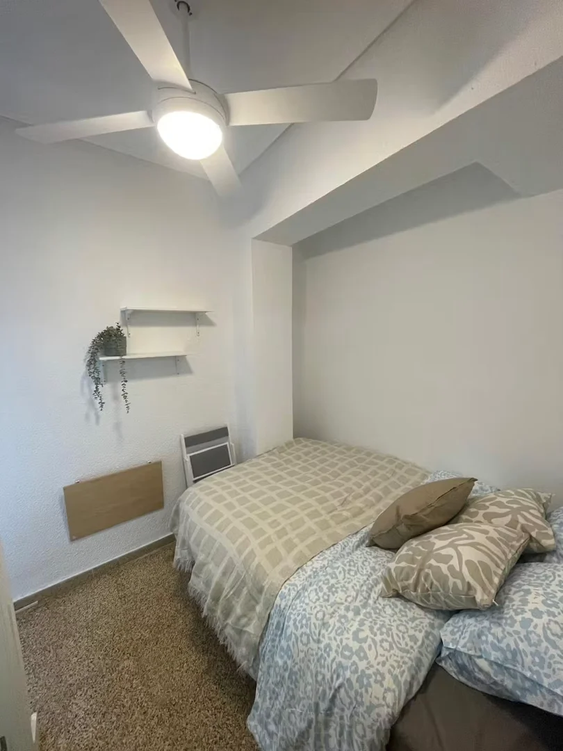 Habitación en apartamento estudiantil en alquiler en , completamente amueblado