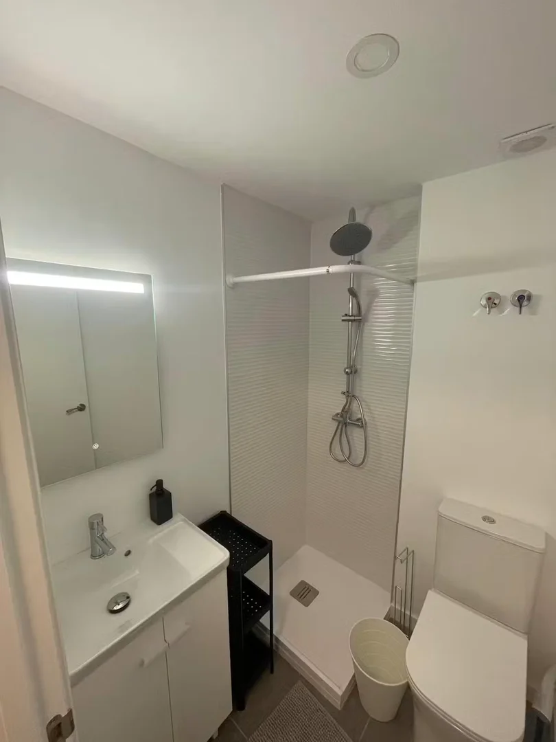 Habitación estudiantil amplia y cómoda en
