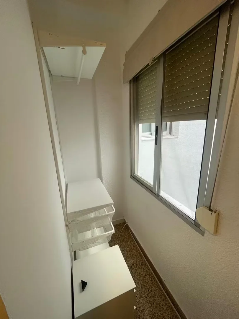 Habitación para estudiantes en con área de estudio y facilidades compartidas