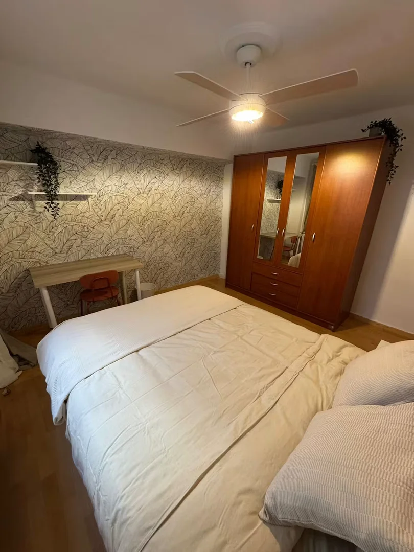 Bright and airy student room with easy university access in 