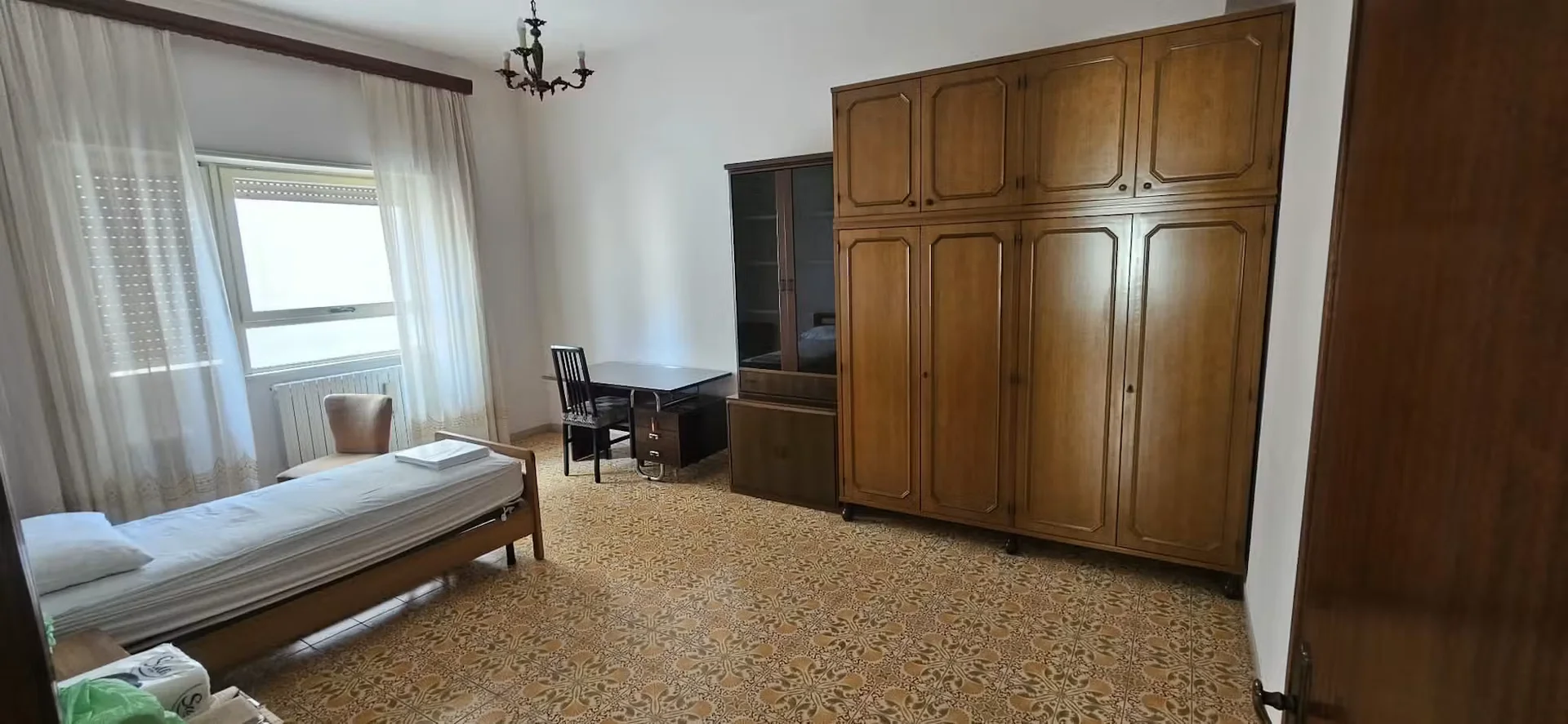 Habitación estudiantil económica cerca del campus en