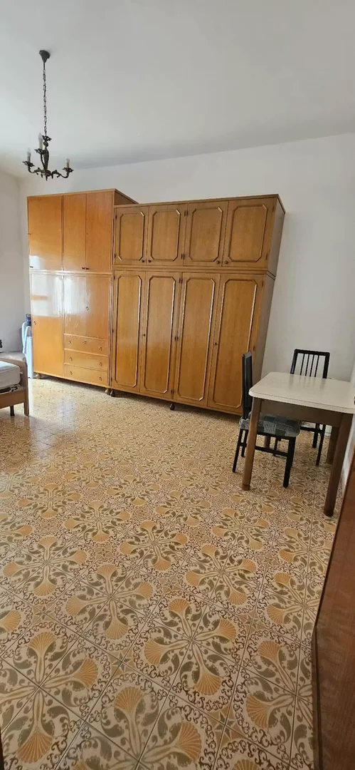 Habitación para estudiantes en con área de estudio y facilidades compartidas