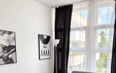 Quarto iluminado em {area}