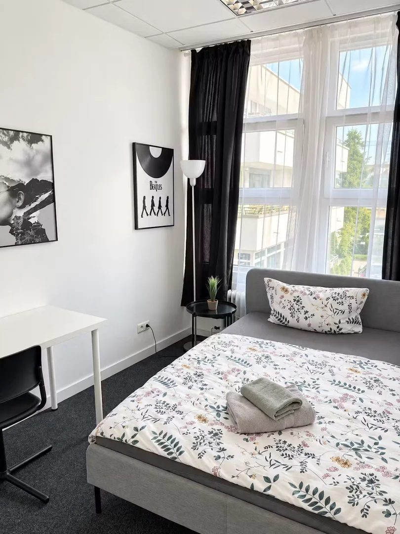 Quarto acolhedor para estudantes disponível em