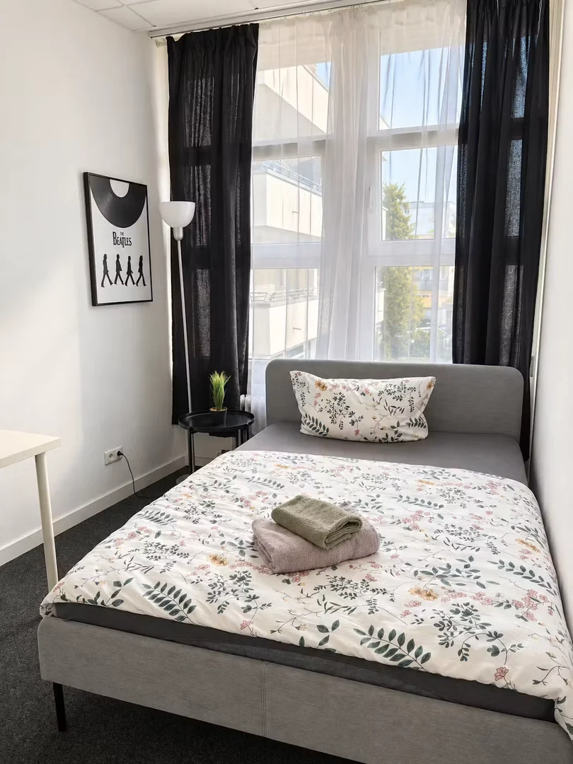 Quarto acessível para estudantes com iluminação ampla em