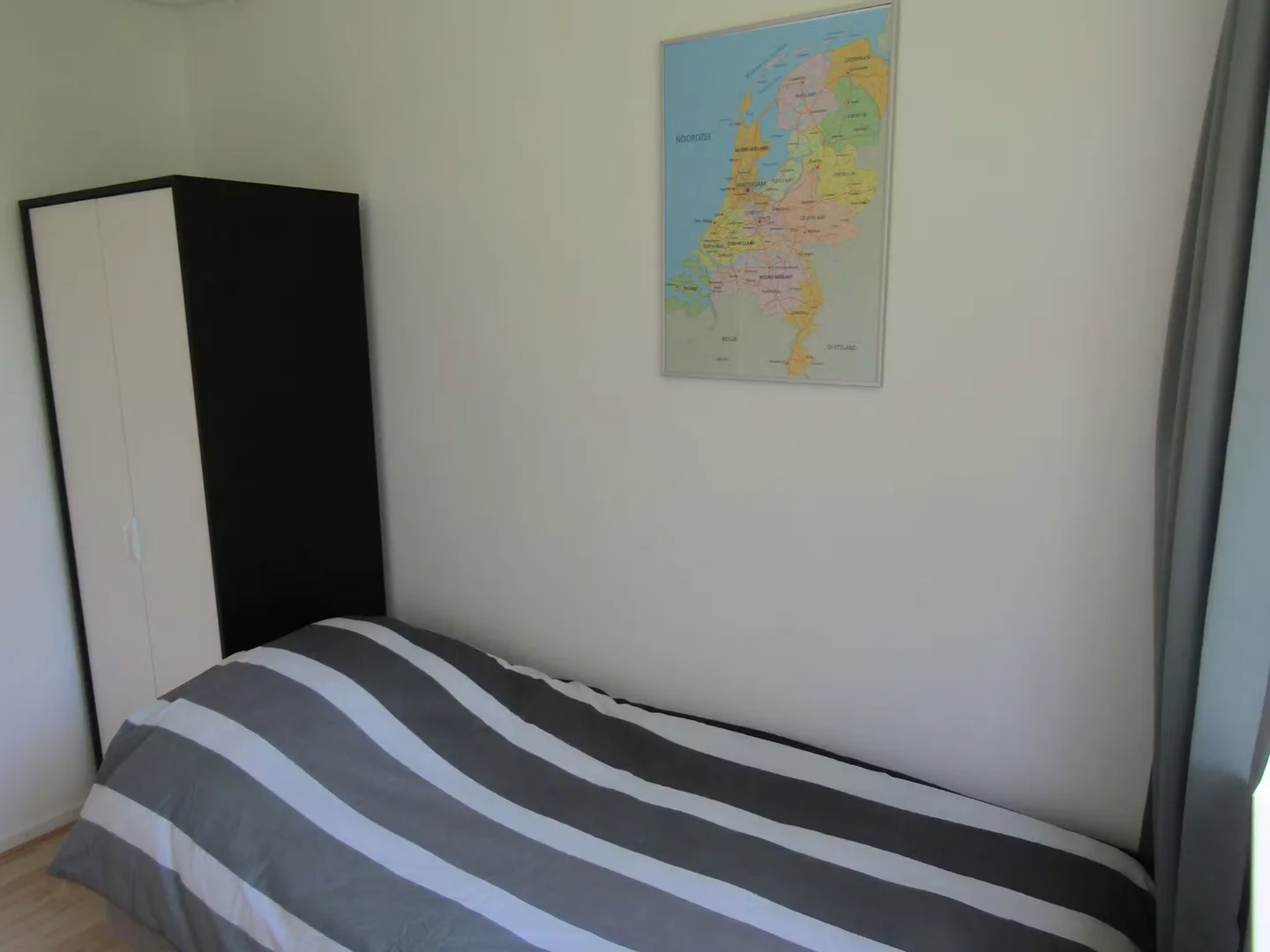 Studentenzimmer in  mit Arbeitsbereich und Gemeinschaftseinrichtungen