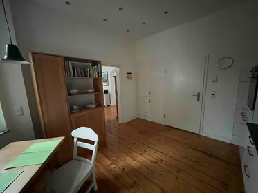 Dairenin tamamı konumu Uhlandstraße, 2 17 görüntüsü