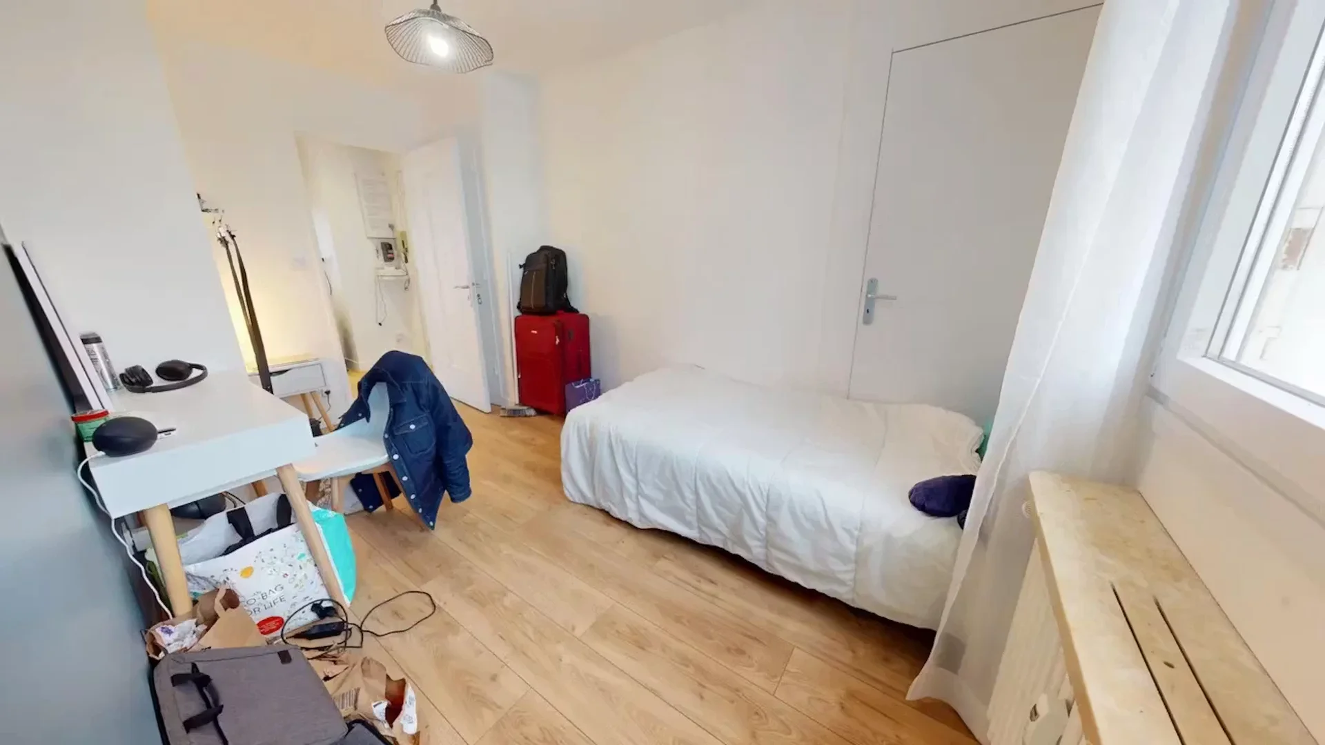 Chambre d'étudiant à  avec espace d'étude et installations communes