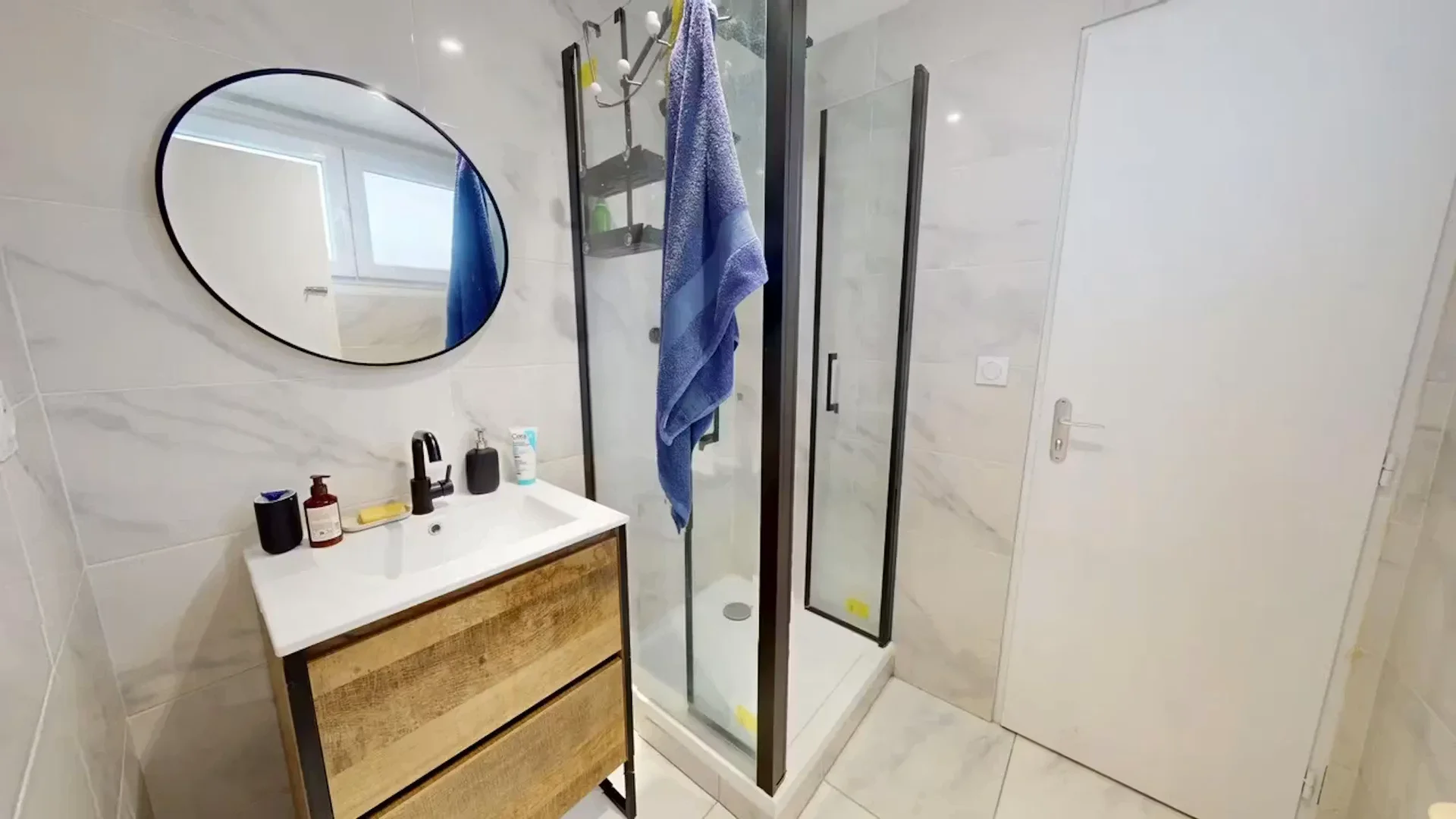 Chambre confortable pour étudiants disponible dans 