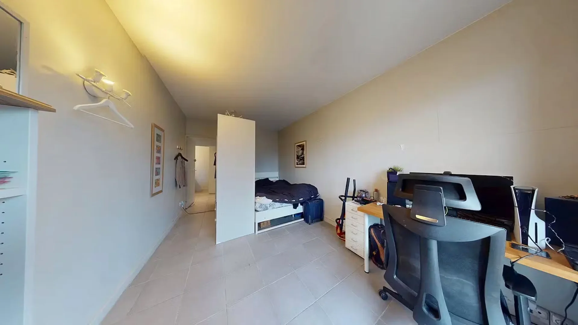 Comfortable and spacious student room in