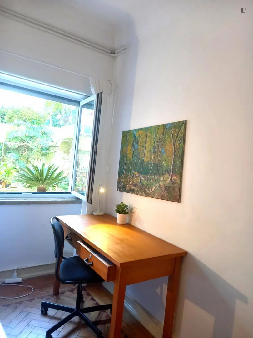 Chambre d'étudiant à  avec espace d'étude et installations communes