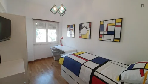 Quarto privado em Rua Infante Dom Pedro, imagem 1 de 24