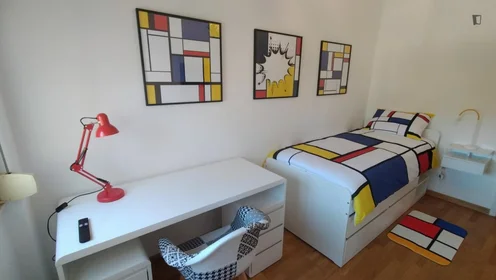 Quarto privado em Rua Infante Dom Pedro, imagem 2 de 24