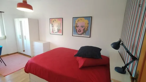 Habitación privada en Rua Infante Dom Pedro, imagen 1 de 10