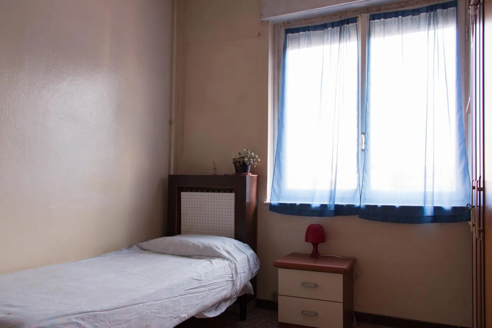 Chambre d'étudiant lumineuse et aérée avec accès facile à l'université dans 