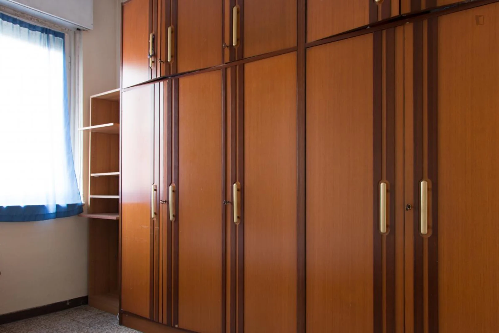 Chambre d'étudiant à  avec espace d'étude et installations communes