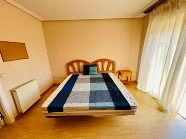 Habitación privada en calle Roncesvalles Villanueva de la Cañada, imagen 1 de 10