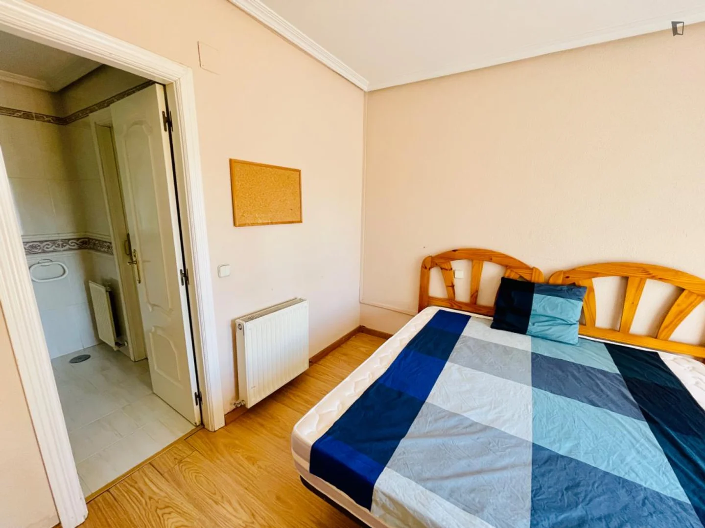 Quarto de estudante luminoso e arejado com acesso fácil à universidade em 