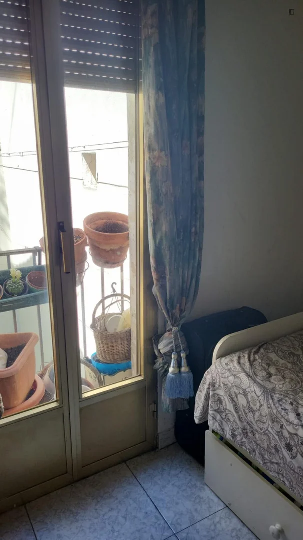 Habitación acogedora para estudiantes disponible en 