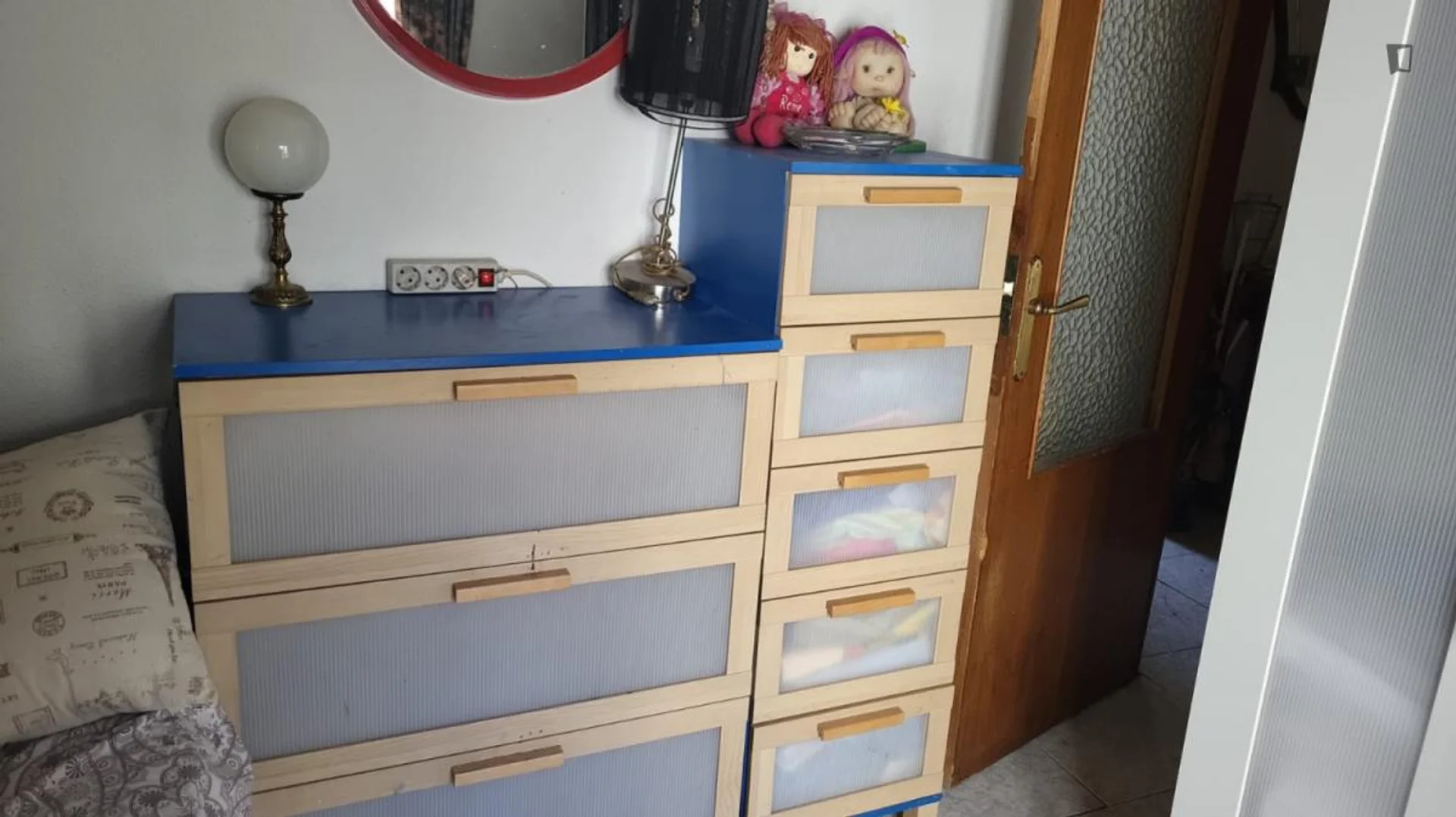 Habitación estudiantil amplia y cómoda en 
