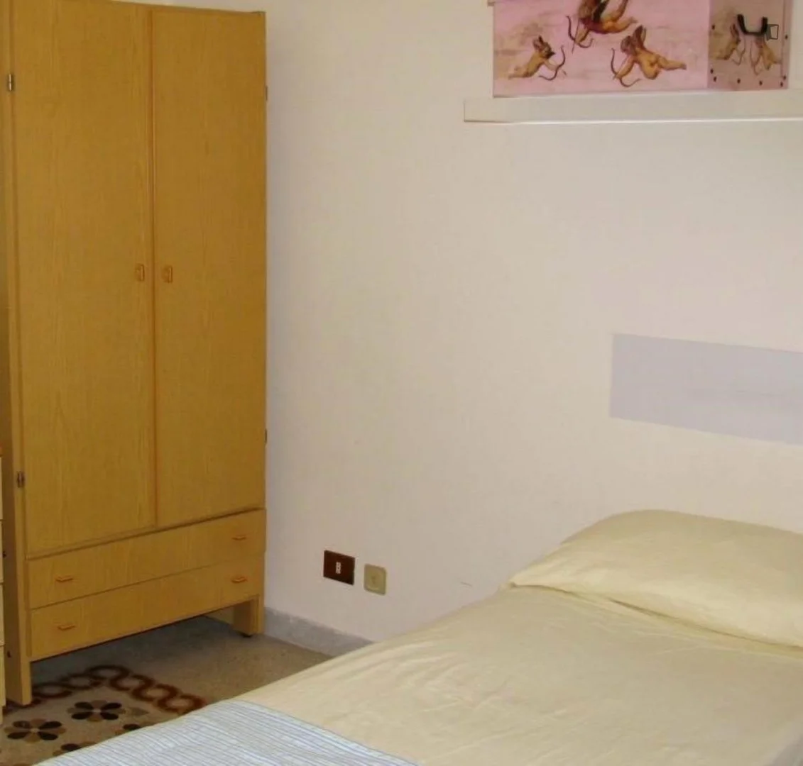 Chambre d'étudiant à  avec espace d'étude et installations communes