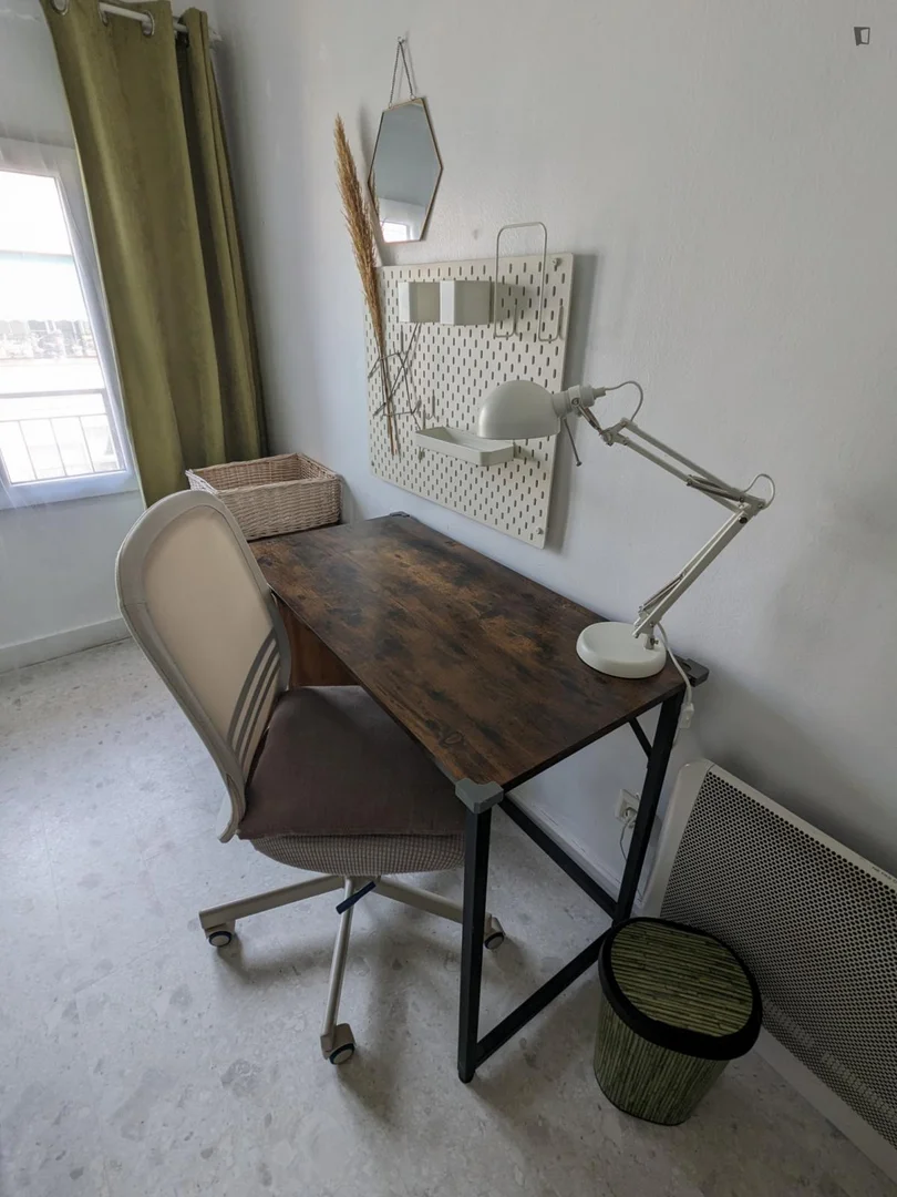 Habitación estudiantil amplia y cómoda en 