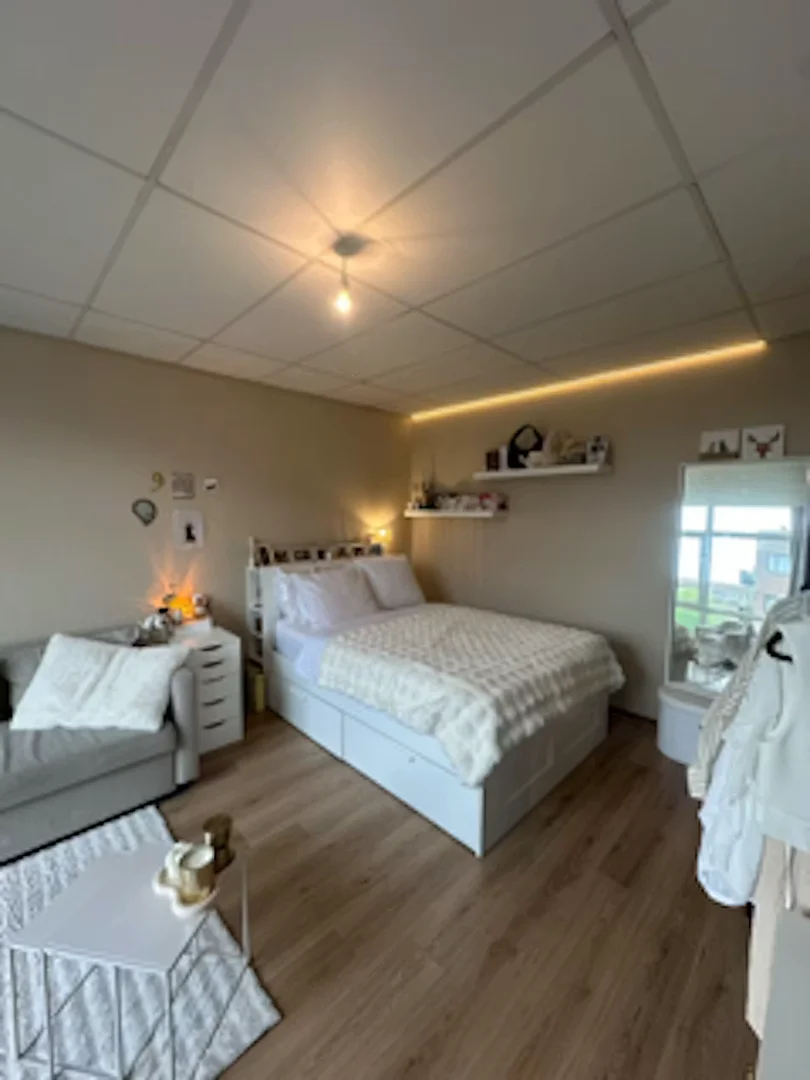 Quarto de estudante luminoso e arejado com acesso fácil à universidade em 
