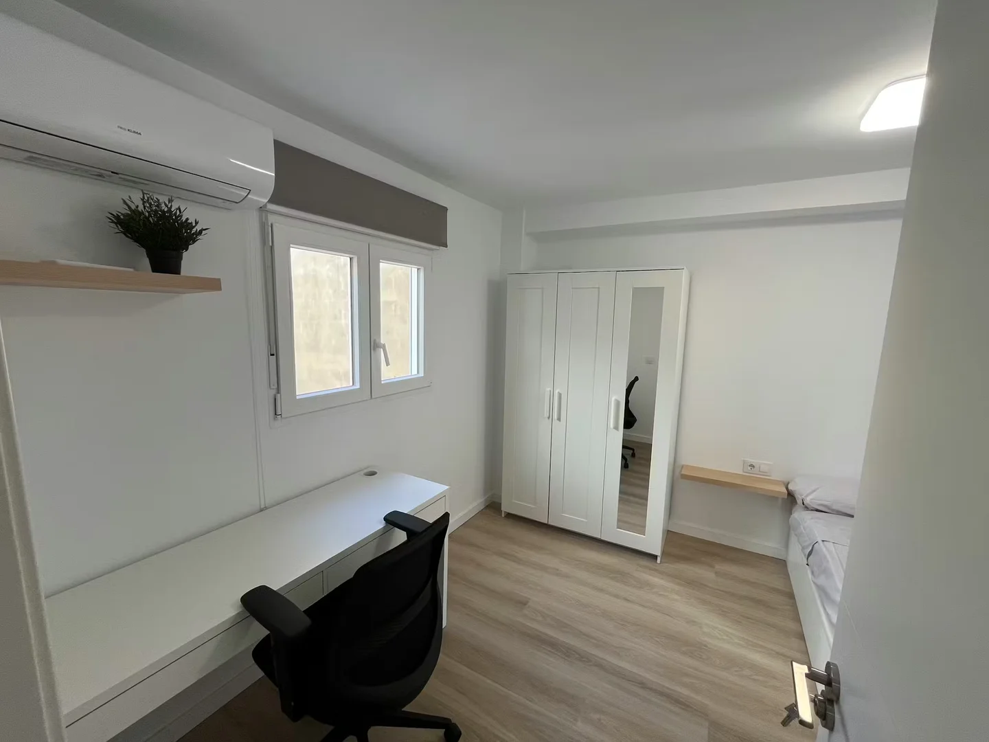 Funkcjonalny pokój studencki idealny do nauki w 