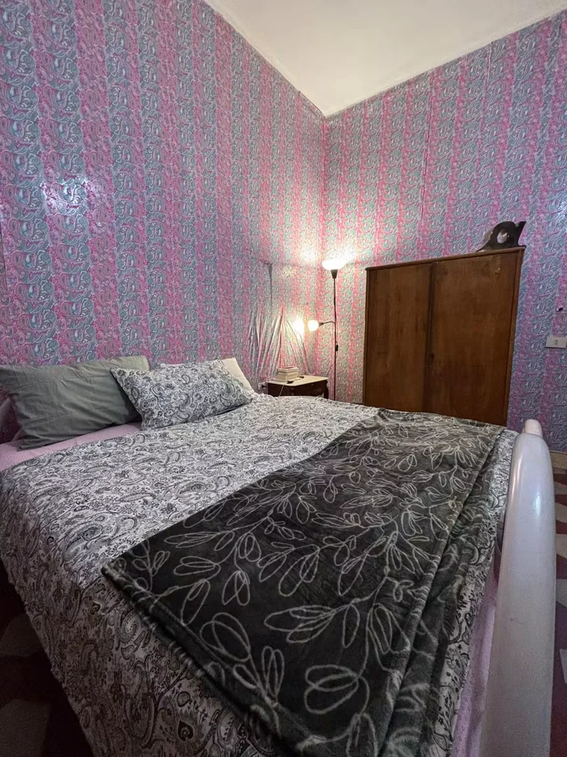 Funktionelles Studentenzimmer perfekt zum Studieren in