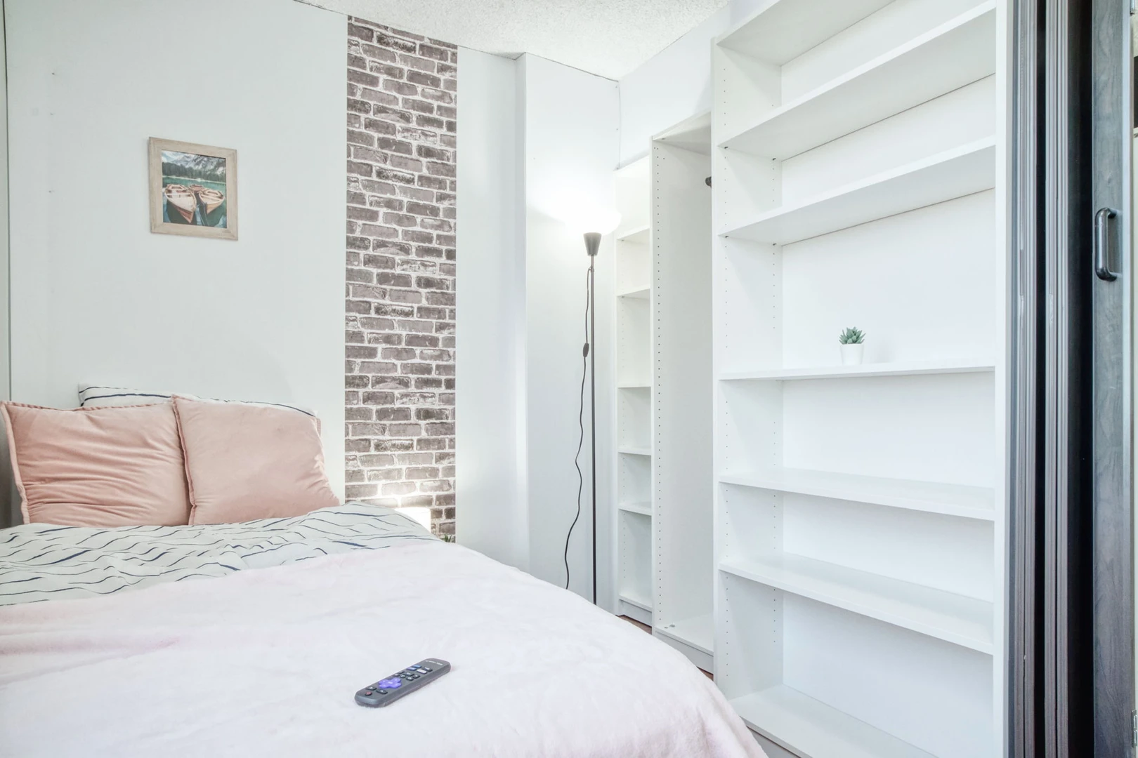 Quarto para alugar em apartamento de estudantes em , totalmente mobilado