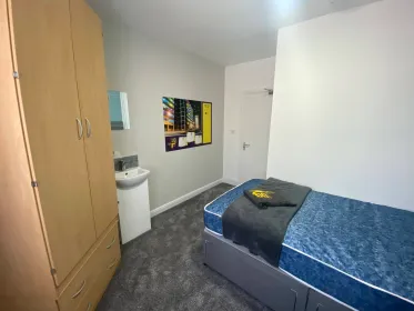 Very bright studio for rent in Hull