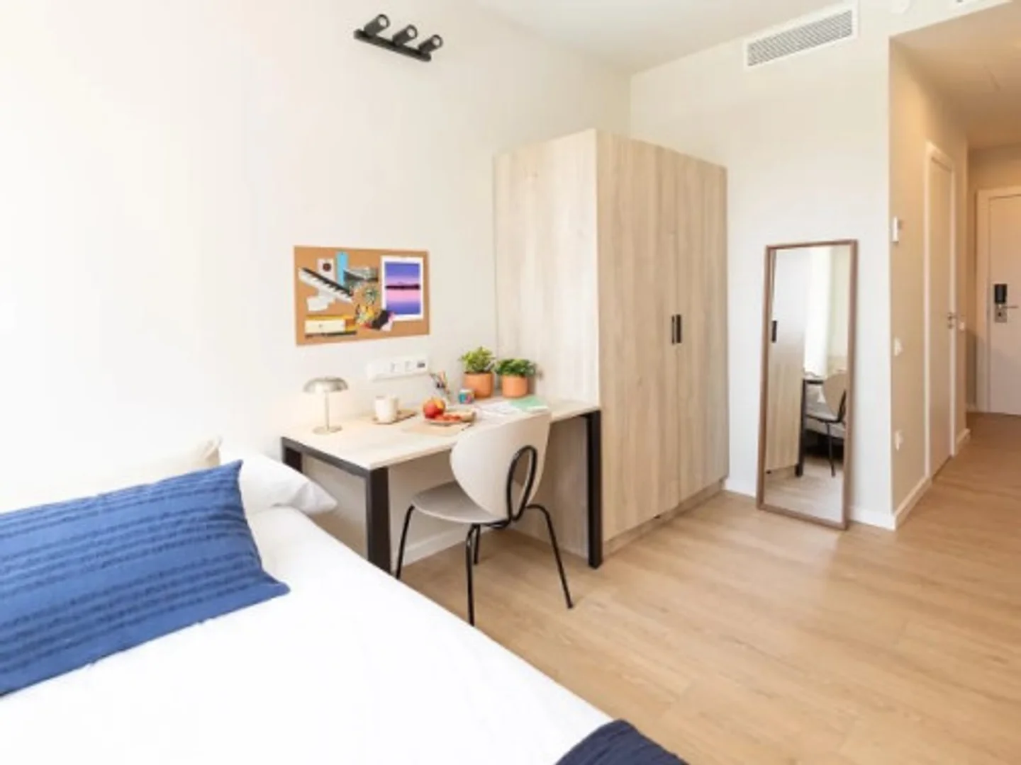 Chambre d'étudiant à  avec espace d'étude et installations communes