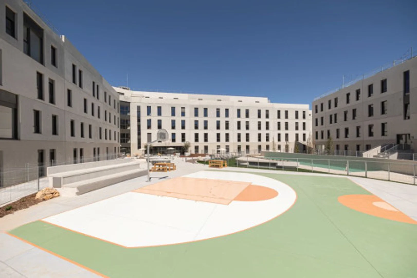 Stanza funzionale per studenti perfetta per studiare a 
