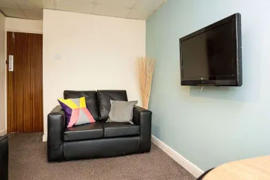Bright private room in Hull