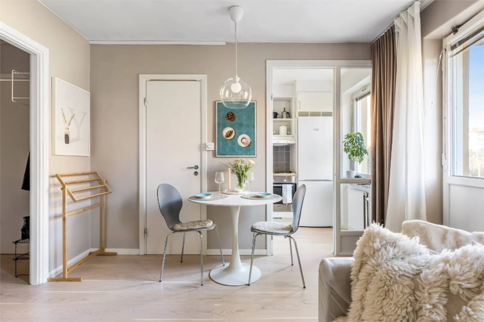 Room for rent in student apartment in , fully furnished