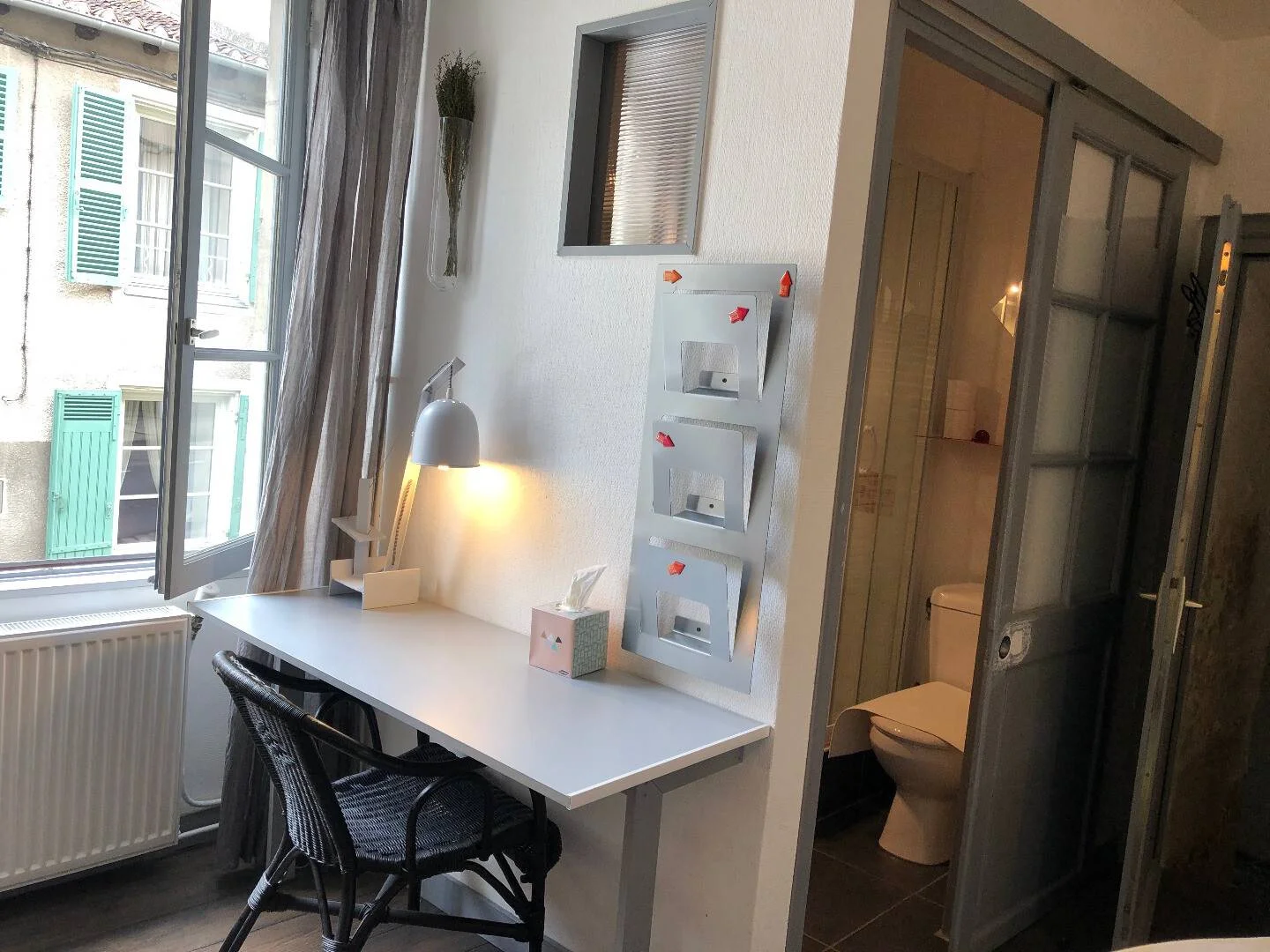 Affordable room for students with ample lighting in 