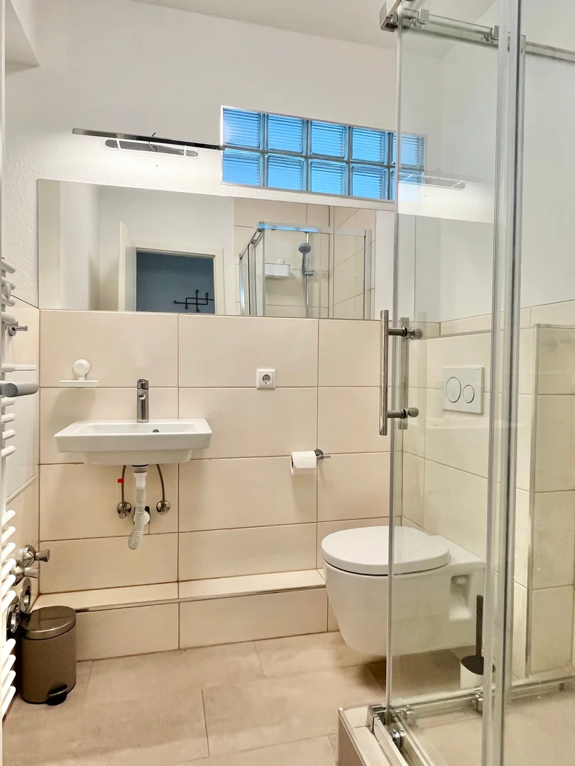 Comfortable and spacious student room in 