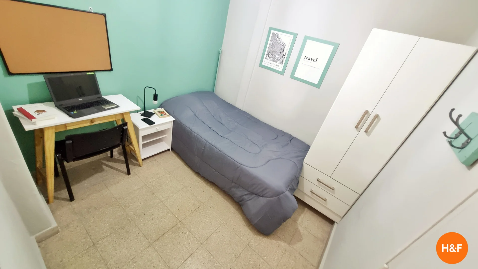 Habitación estudiantil luminosa y aireada con fácil acceso a la universidad en 