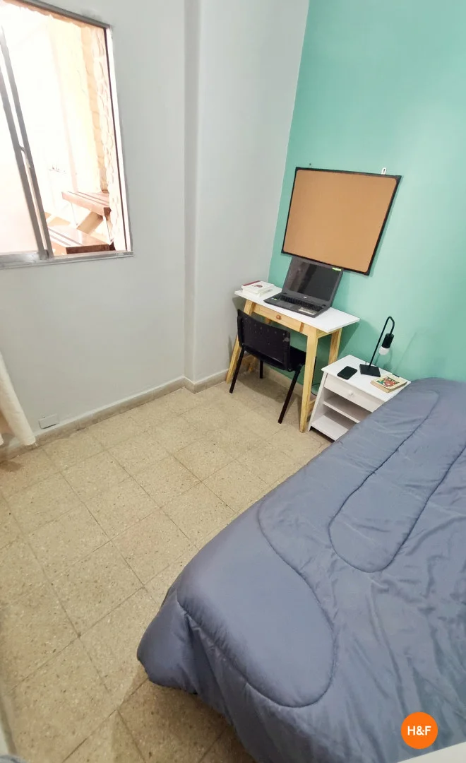 Habitación estudiantil funcional perfecta para estudiar en 