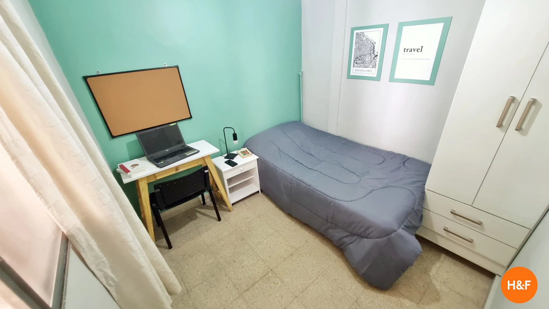 Habitación estudiantil luminosa y aireada con fácil acceso a la universidad en 