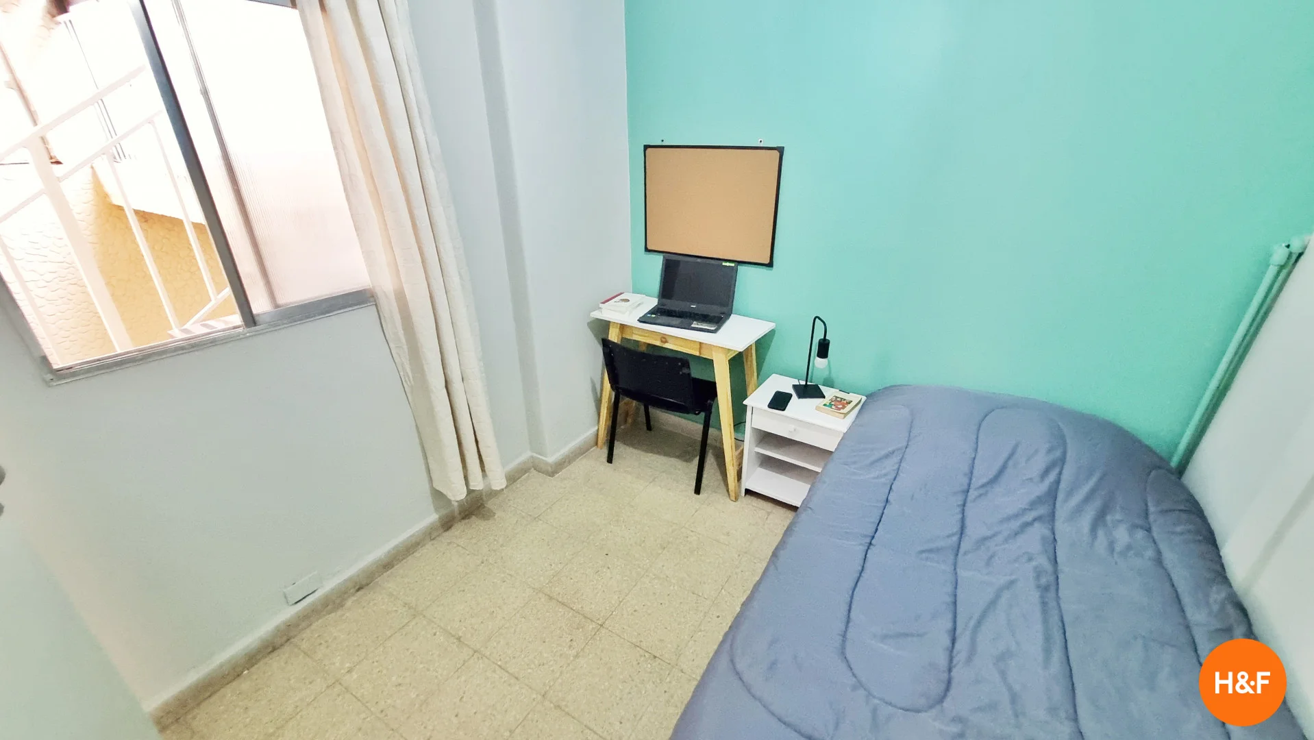 Habitación estudiantil amplia y cómoda en 