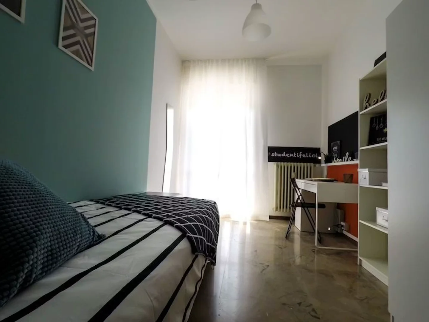 Habitación estudiantil económica cerca del campus en 