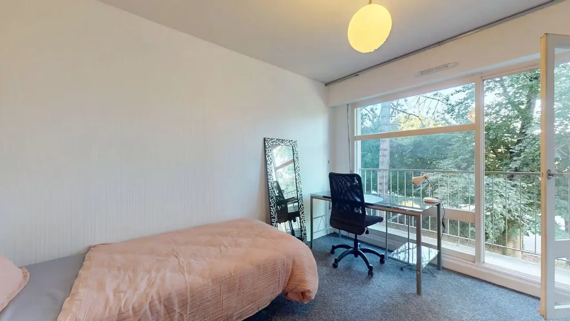 Chambre confortable pour étudiants disponible dans