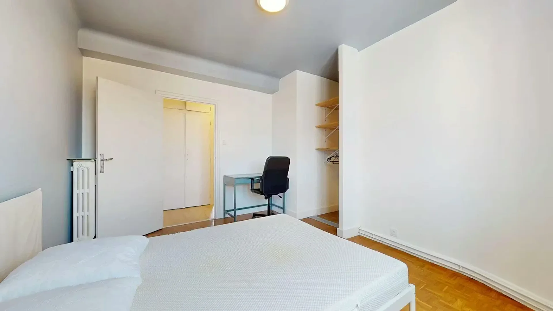 Chambre abordable pour les étudiants avec un bon éclairage dans