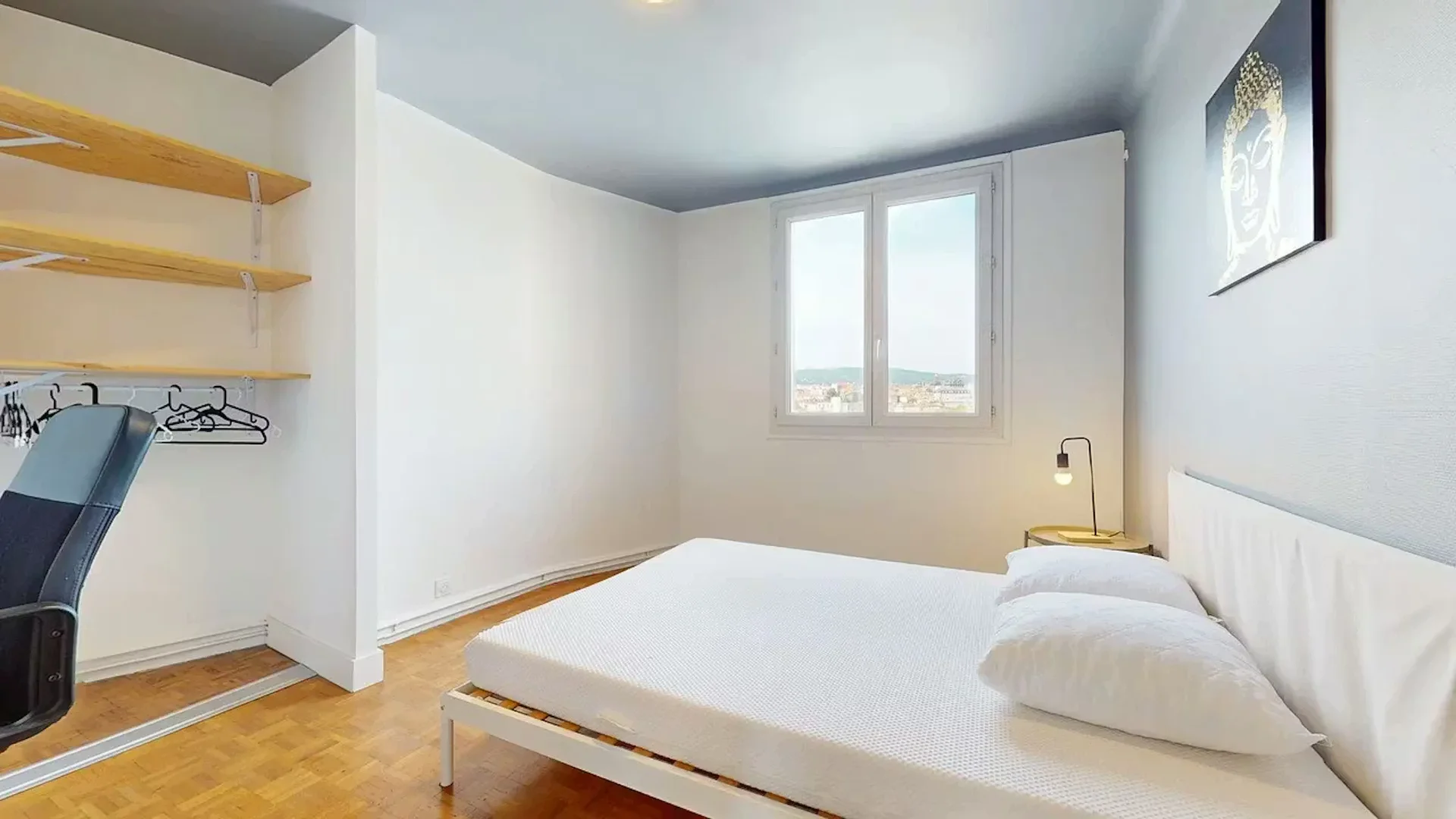 Chambre d'étudiant à avec espace d'étude et installations communes