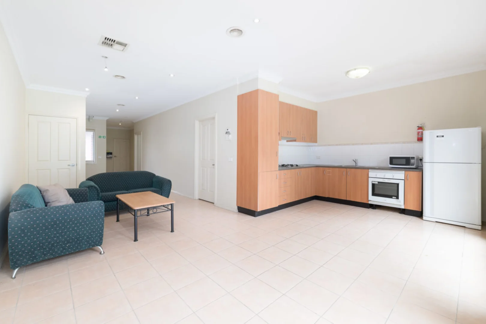 Habitación estudiantil funcional perfecta para estudiar en 