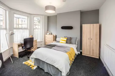 Modern and bright flat in Hull