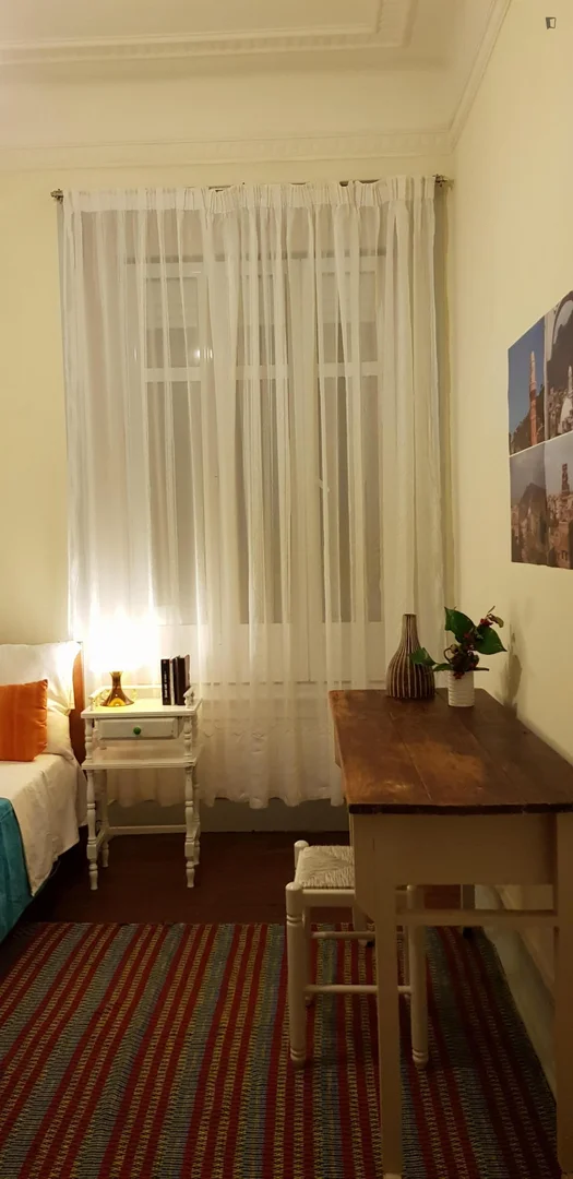 Quarto de estudante luminoso e arejado com acesso fácil à universidade em 