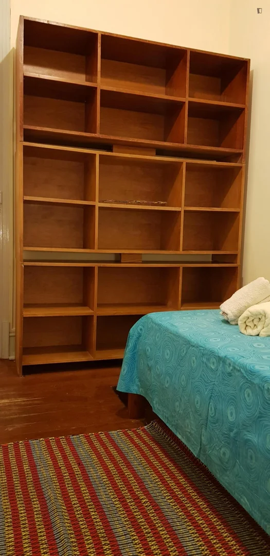 Quarto para alugar em apartamento de estudantes em , totalmente mobilado