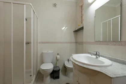 Habitación privada en Rua Carlos Seixas, imagen 12 de 16